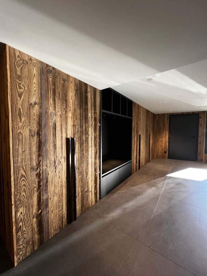 Mur d'accent en bois de grange récupéré avec un meuble multimédia encastré, Thonon-les-Bains