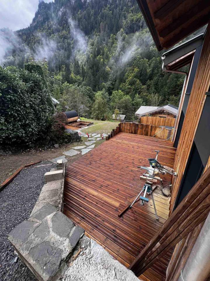 Terrasse extérieure en bois attenante à une maison, Thonon-les-Bains
