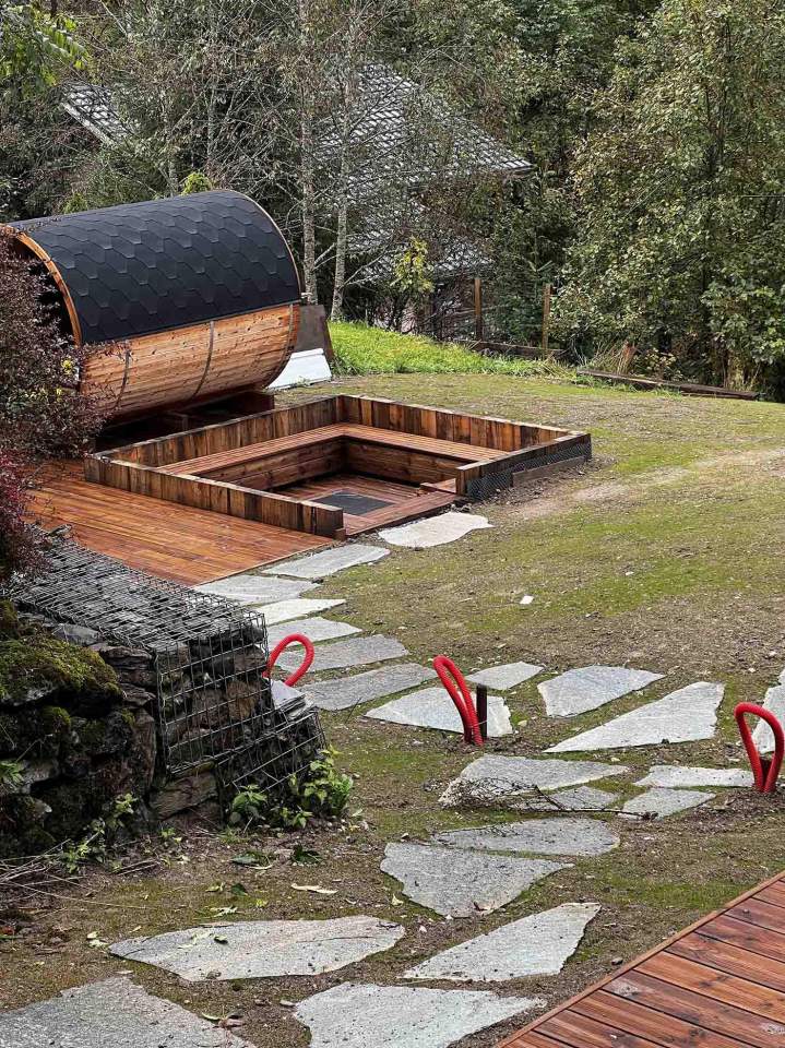 Aménagement extérieur comprenant un sauna tonneau et un bain à remous en bois encastré, Thonon-les-Bains 