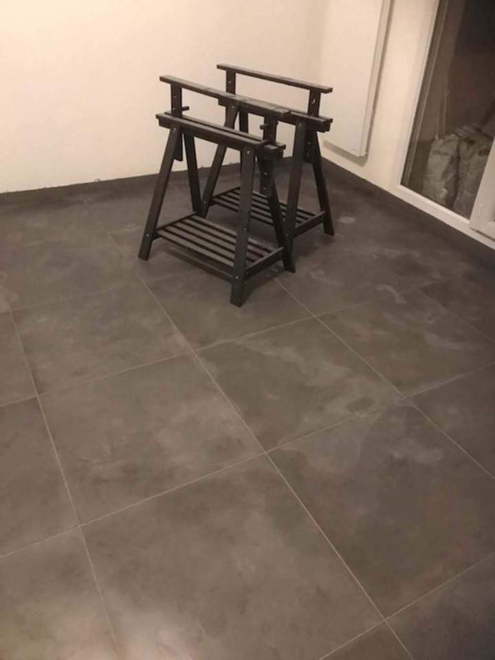 Une paire de tréteaux en bois posée sur sol carrelé, Thonon-les-Bains 